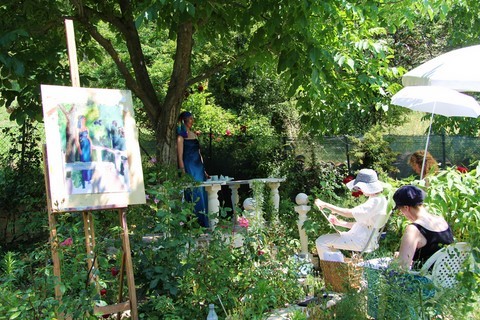 Gruìoup doing figure painting in the garden
